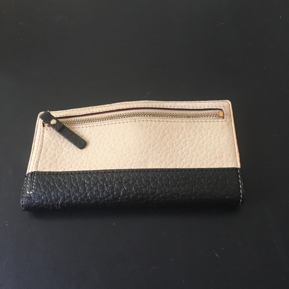 Kate Spade Wallet EUC buttermilk/black.